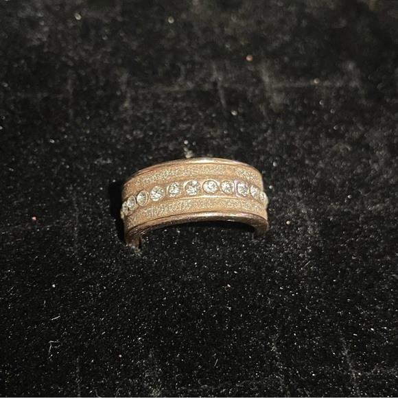 Gold tone and glittery rhinestone r and ring Size 8.5 - Picture 7 of 10